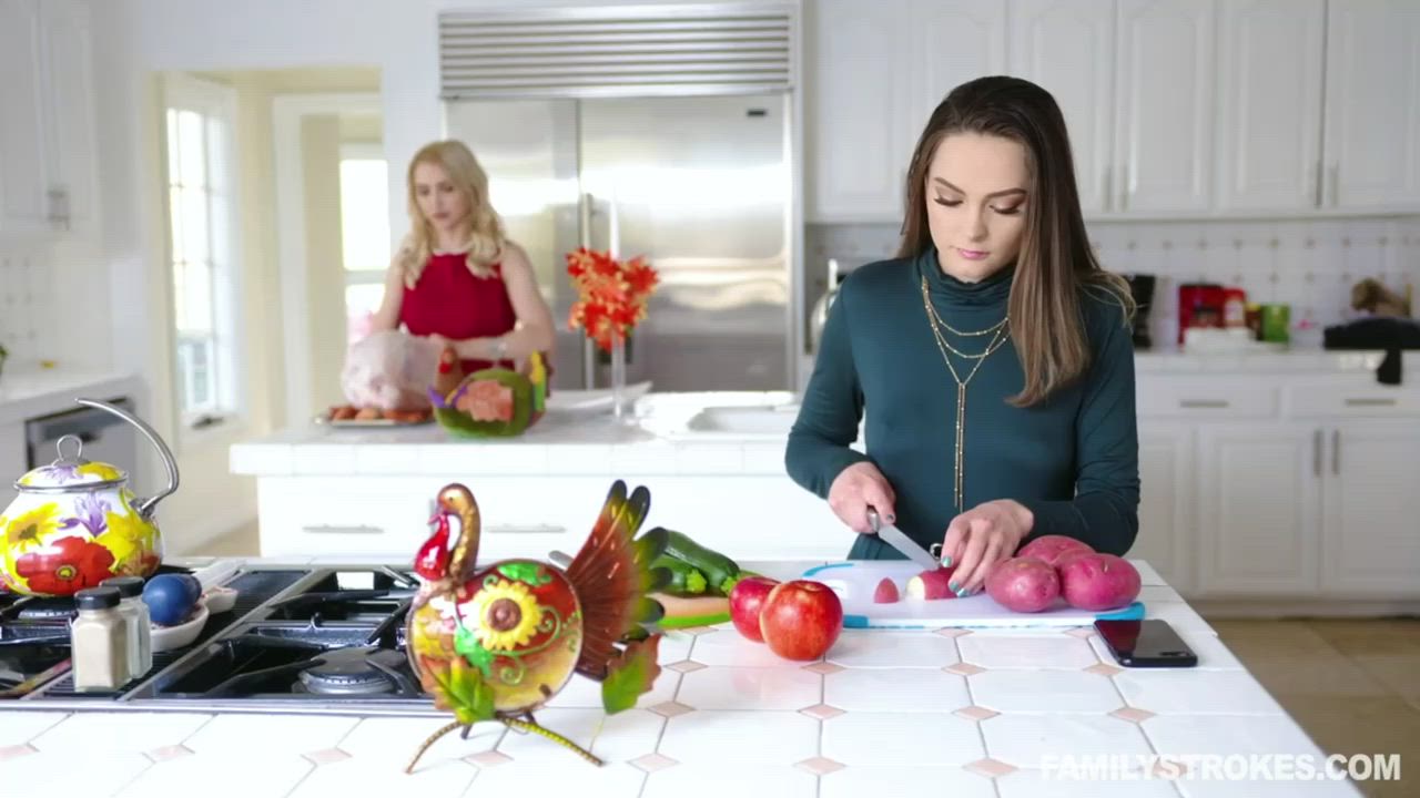 Aften Opal &amp; Alix Lynx - Family Friendly Thanksgiving Fuck Fest