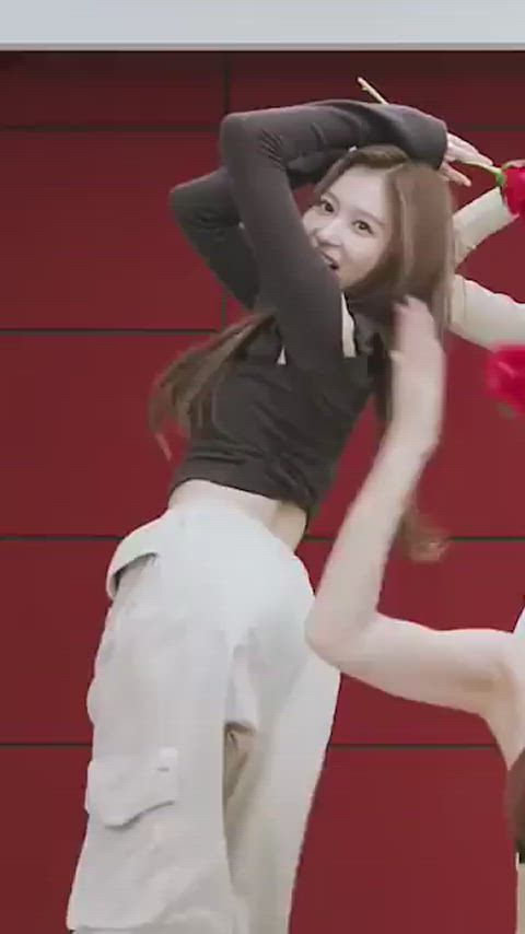 Minatozaki Sana (Twice) shaking it wildly