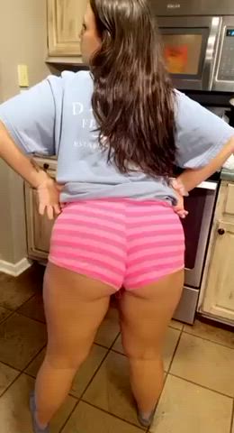 Watch your favorite young MILF PAWG shake her ass for you. **FREE ⬇️ **