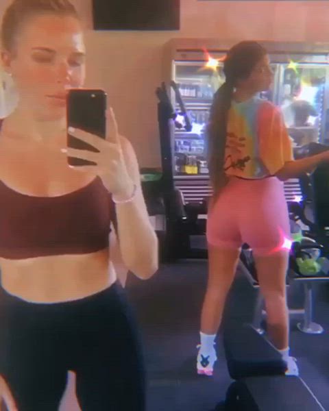 Kylie Jenner jiggling her perfect ass