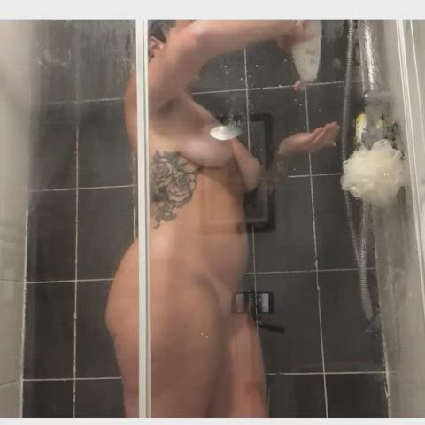 Shower screens never looked so good 🍑🍑🍑🤤🤤💦💦