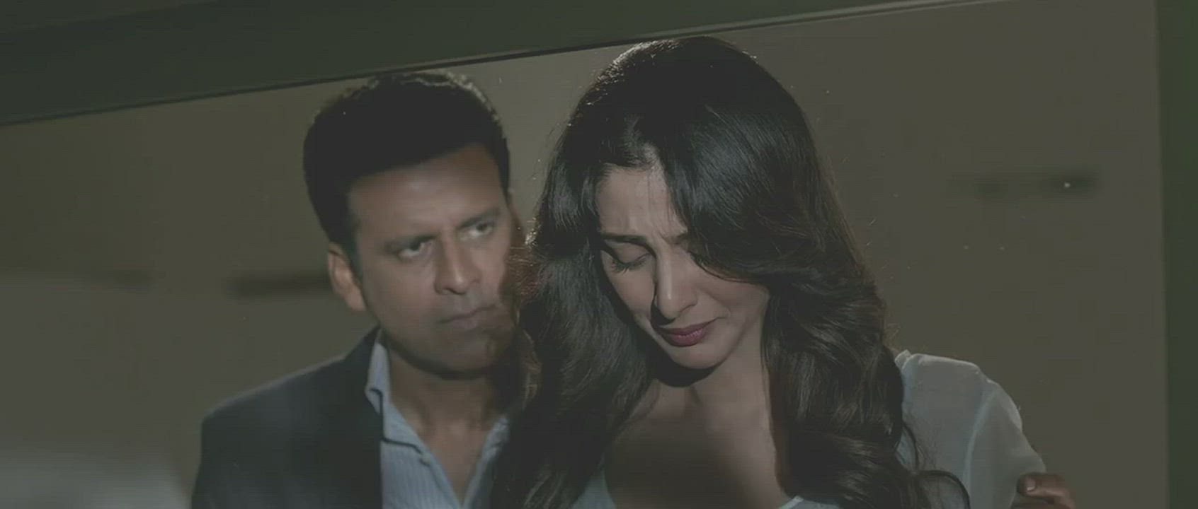 Tabu and Manoj Bajpayee Kiss and Hot Scene in Missing (2018)