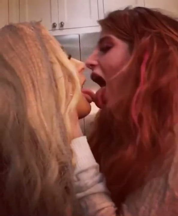 Bella Thorne Lesbian Kissing