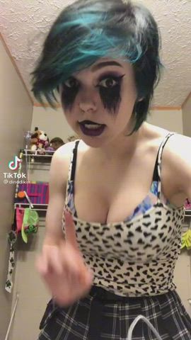 Bouncing Tits Cleavage TikTok clip