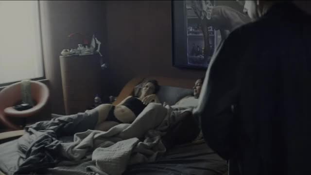 Julia Fox - Uncut Gems (2019) - in bed, short clip, slight slo-mo