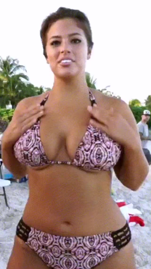 Ashley Graham does little dance in bikini