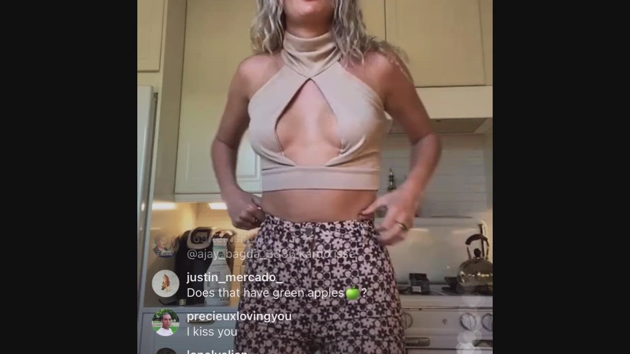 Bouncing her tits