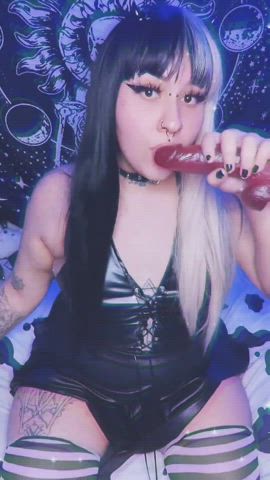 Chubby goth slut wants to squirt for you 🤤 I'll be all yours 🖤 I'm available
