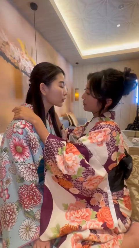 Japanese lesbian friends all making out