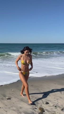 beach bikini jiggling sexy clip