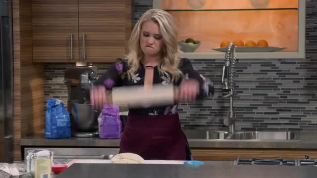 Young & Hungry 5x14 | Emily Osment Jiggling