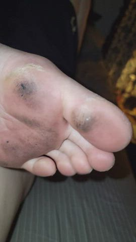 Massaging wife's dirty sole in slow motion - toe wiggling
