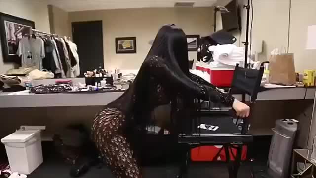 Nicki Minja booty shake