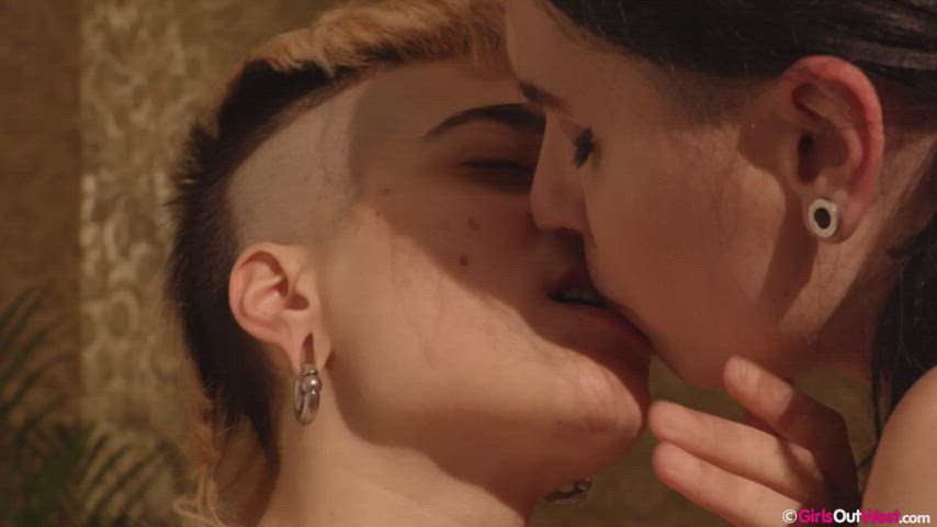amateur australian kissing lesbian lesbians licking clip