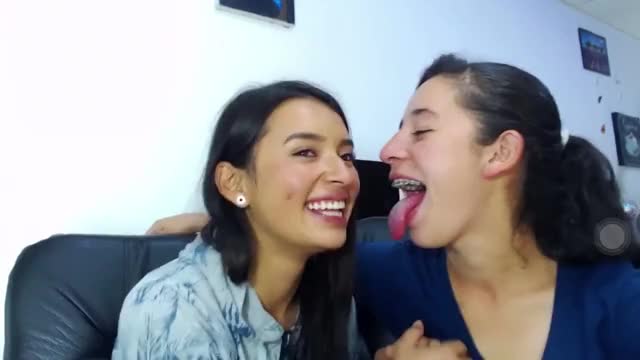 Latina Webcam Kiss