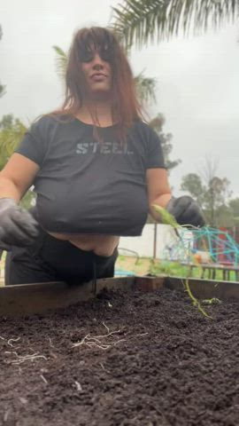 I love gardening in the rain but I know it’s not that common 🖤 32F