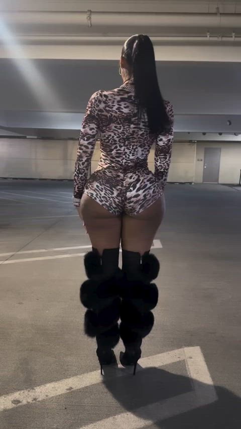 big ass big tits boots curvy ebony jiggling milf model onlyfans sexy thick-booty