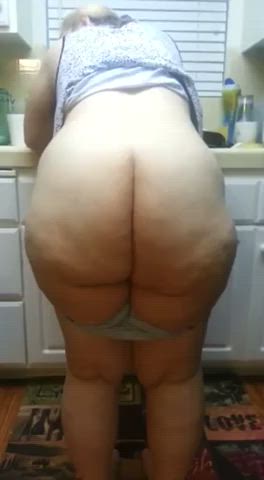 Jiggly granny booty