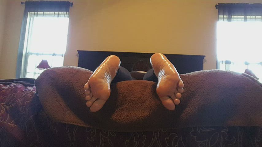 Jerk off to my oiled feet!