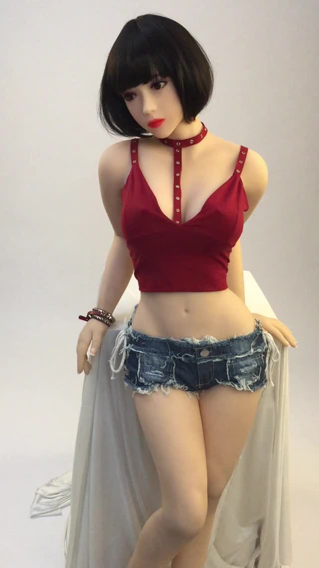 156cm Liebespuppe trägt ein rotes sexy Top
