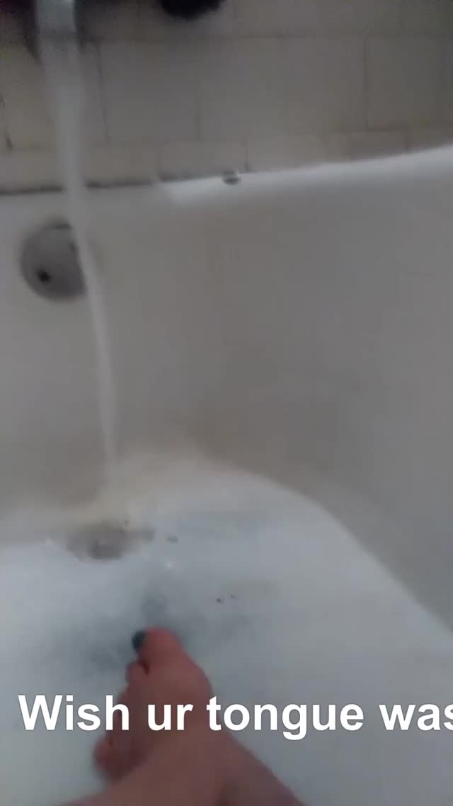 Playing with my wet pussy in the tub!!!