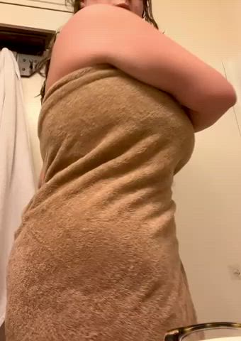 Big Ass MILF Towel Drop 😏