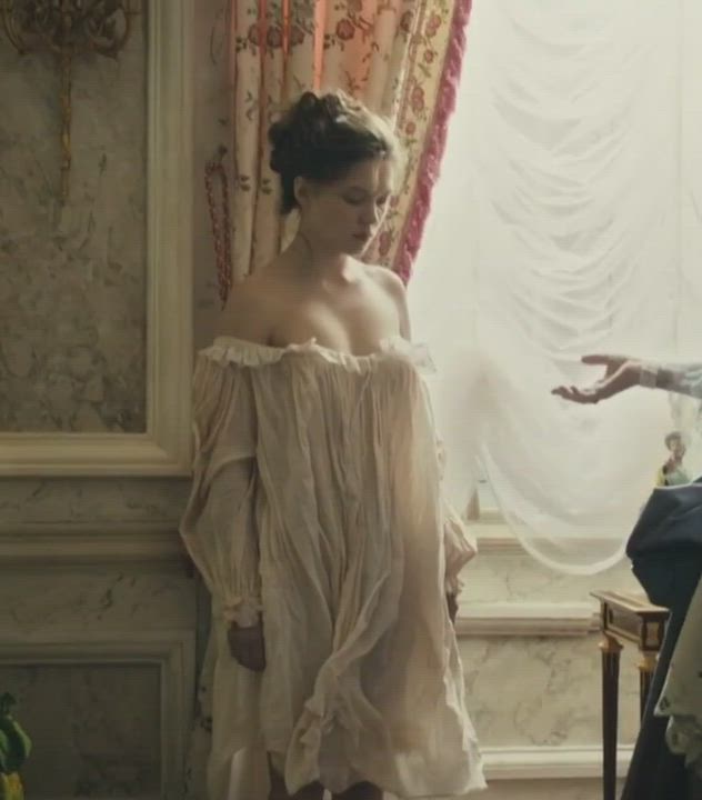Léa Seydoux - Beautiful French plot reveal in 'Farewell, My Queen'
