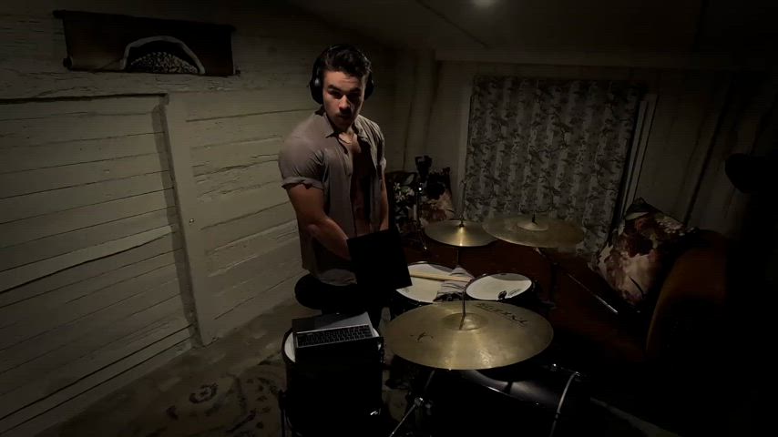 Guy drums and wanks