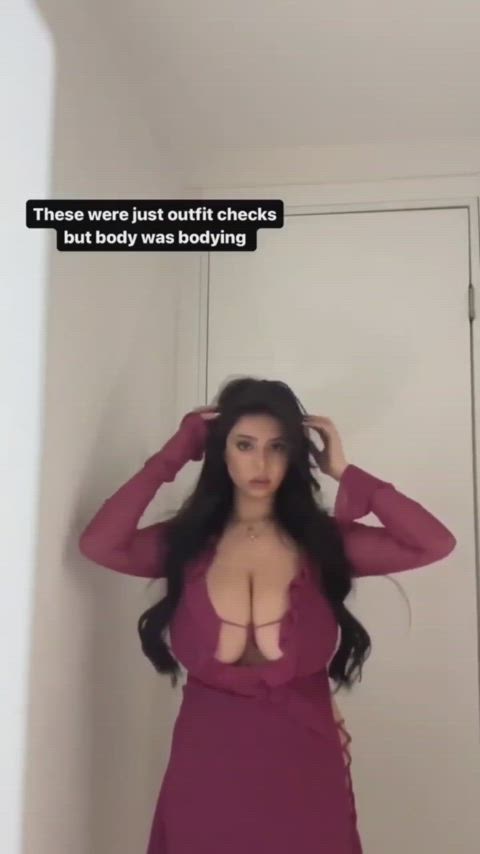 busty cleavage huge tits curvy-chicks clip