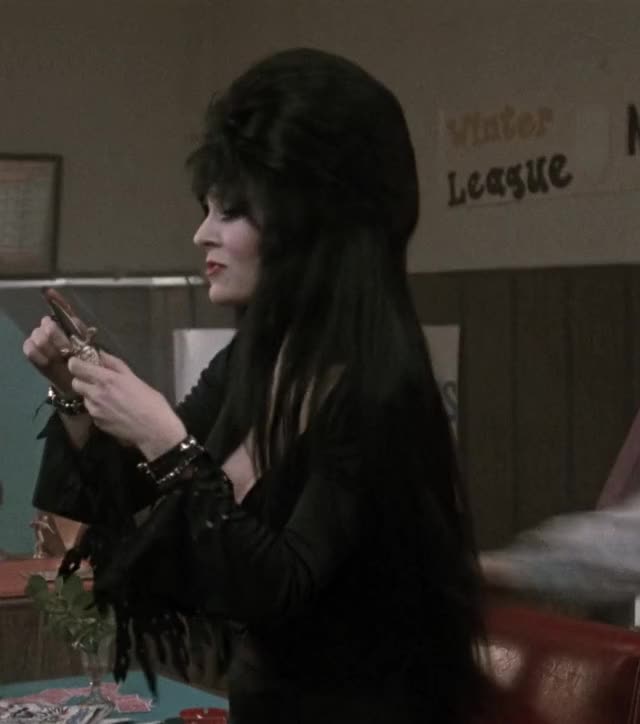 Cassandra Peterson - Elvira Mistress of the Dark (1988)