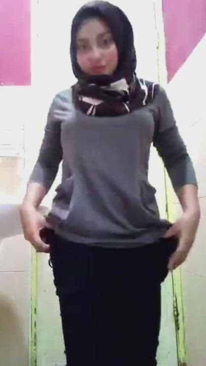 Muslimah with nice ass stripping