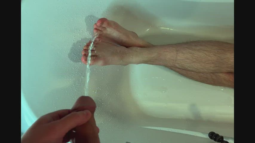 Pissing on my partner's feet 😏💦