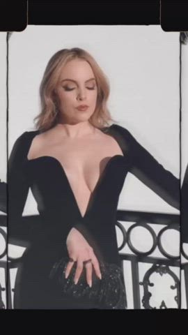 actress big tits brunette celebrity cleavage elizabeth gillies natural tits clip