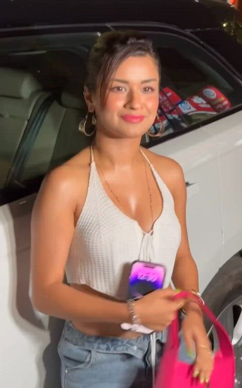 Look at the Sweaty Chest of Avneet Kaur Inviting Tharki papz to Click her Bde Chuchiyan