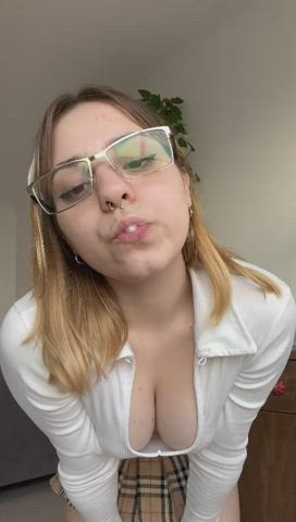 hey there :3 do u like girls with glasses?