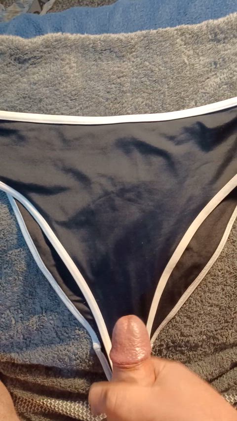 Covering gfs black bikini bottoms in cum 💦