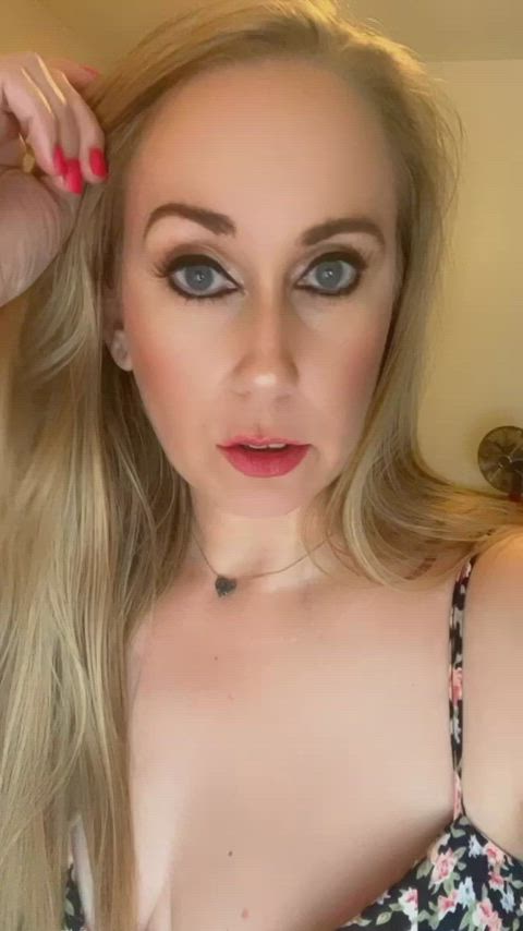 blonde cougar curvy long hair milf mom natural tits onlyfans thick thighs clip