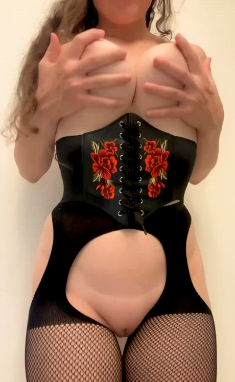 I think that this corset and my tiddies go well together