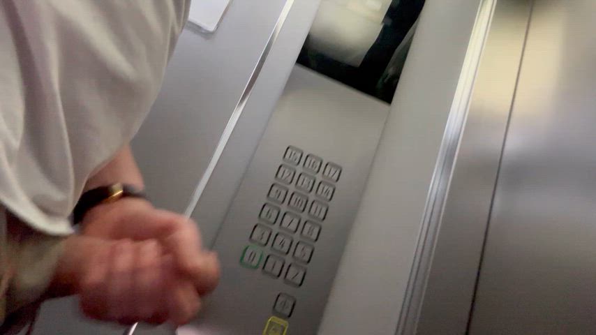 Wank and cum in a public elevator - super risky