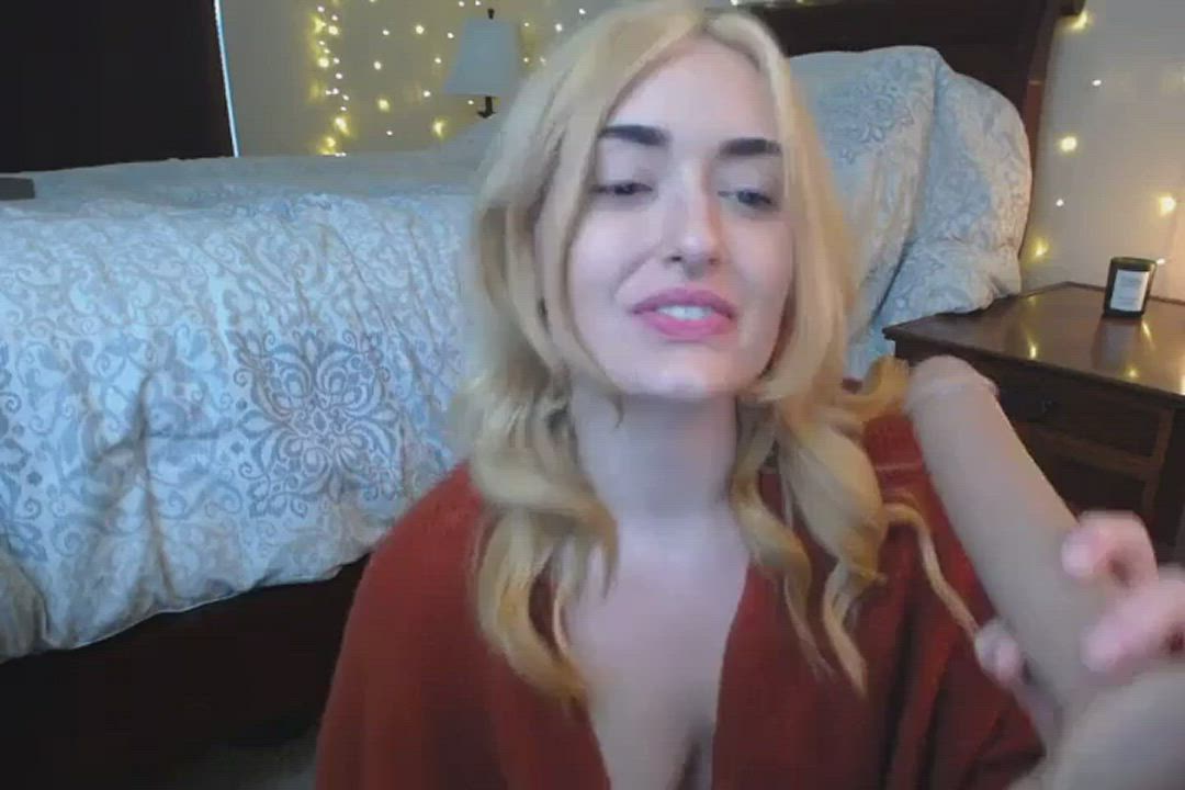 Does anyone know the name of this camgirl? I would pay for her content