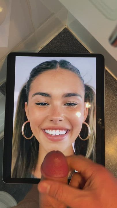 Madison Beer smiling as she's tributed. Filthy hot.🥵🙌