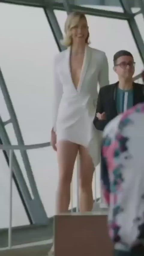 karlie kloss legs legs up clip