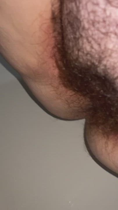 Close up of my hairy pussy peeing in the bathtub 💦💦