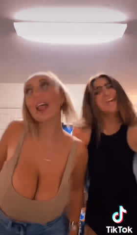 Big Tits Huge Tits White Girl clip