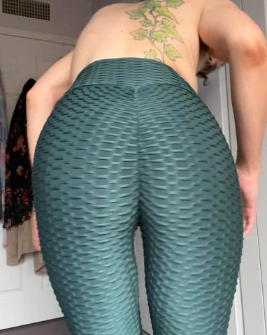 Ass first pair of scrunchy leggings.