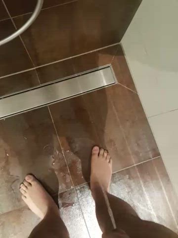 Just pissing over my feet, who wants to lick them clean? 👅