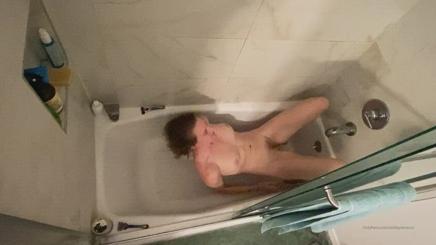 Pornstar Ashley Lane pissing on herself in the bathtub
