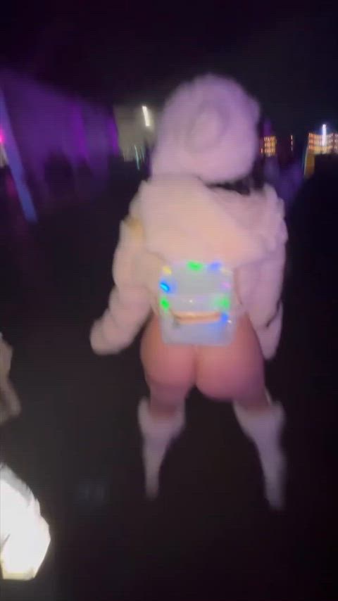 love when people watch me shake my juicy ass at festivals