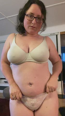 40 year old sexy milf ready to help to you live out your fantasies