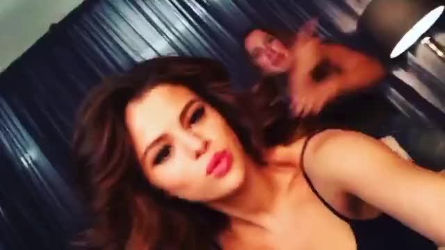 Selena jiggle